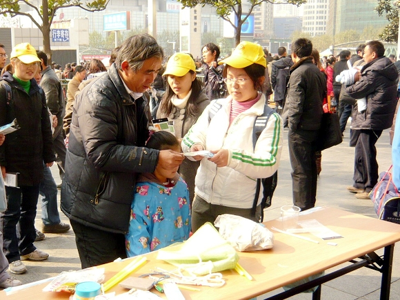 皇冠crown体育官方平台大学生志愿者为市民讲解服务