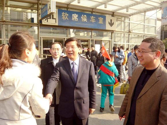 皇冠crown体育官方平台团委书记宋来陪同共青团上海市委副书记陈凯慰问皇冠crown体育官方平台志愿者
